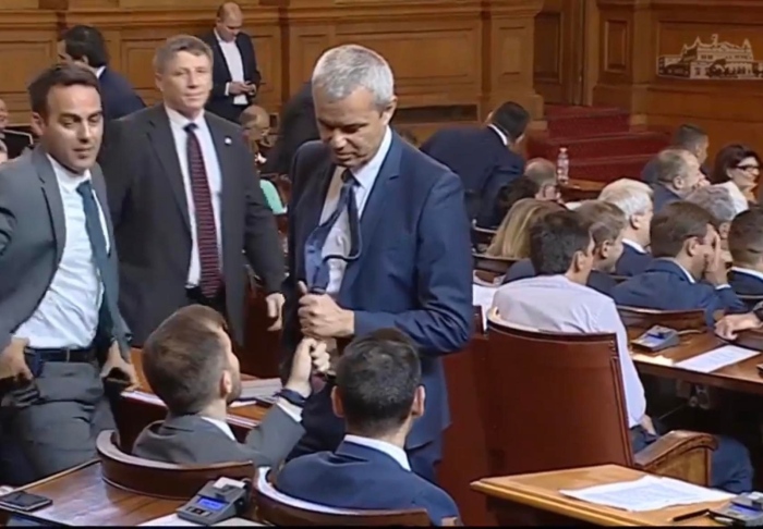 Костя Копейкин нападна депутат от ПП, но си тръгна със смачкана вратовръзка